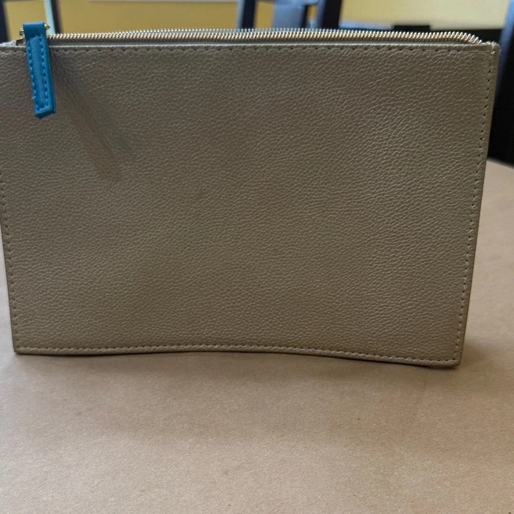 Bvlgari and Emirates Sand and Turquoise Amenity Bag. - Picture 5 of 8